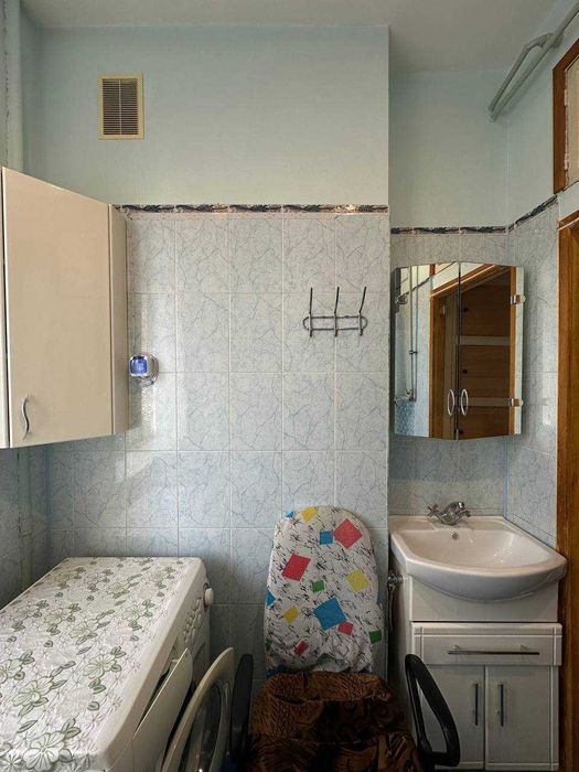 Васильківська 27/2, продаж 2к.кв. біля метро.