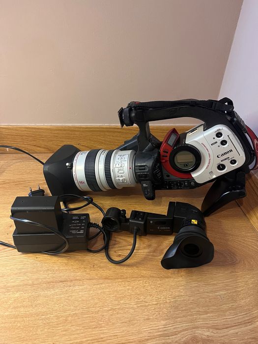 Vendo câmera XL1S 3 CCD digital camcord.  Excelente