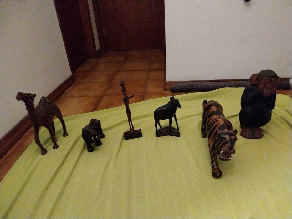 Estatuetas em madeira