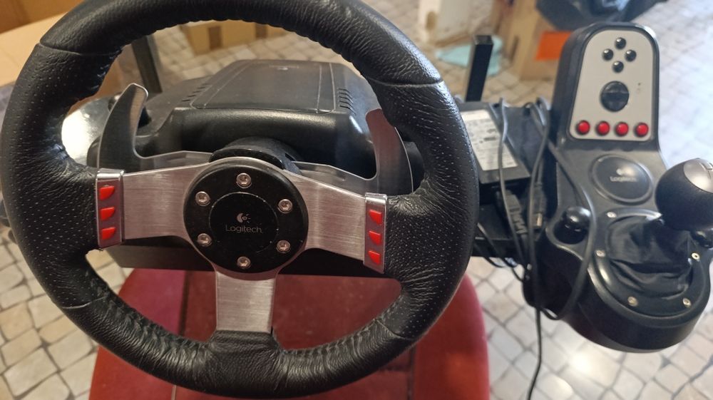 Banco com volante Logitech G27