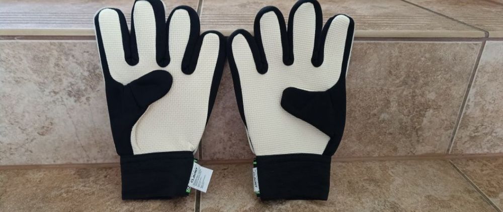 Rękawice bramkarskie.