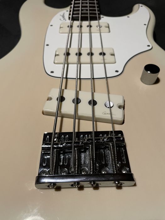 Godin Shifter 4 Bass Trans Cream (Made in Canada)