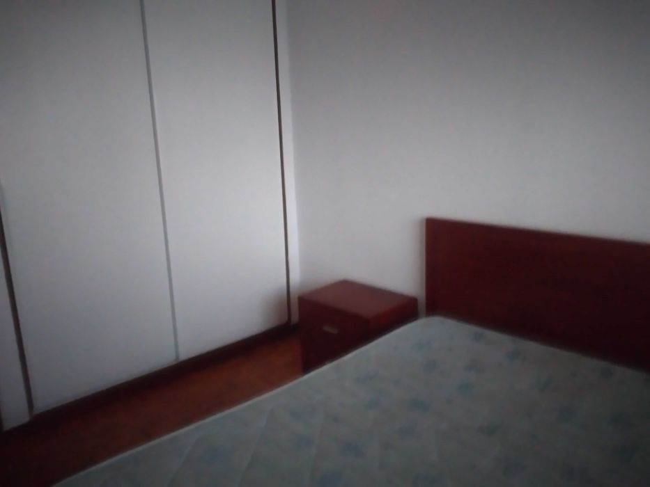 Arrenda-se quarto para solteiro/a