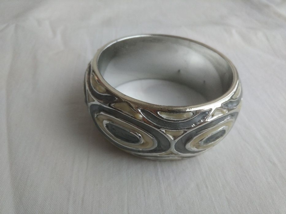 Pulseira cinzenta e branca, como nova