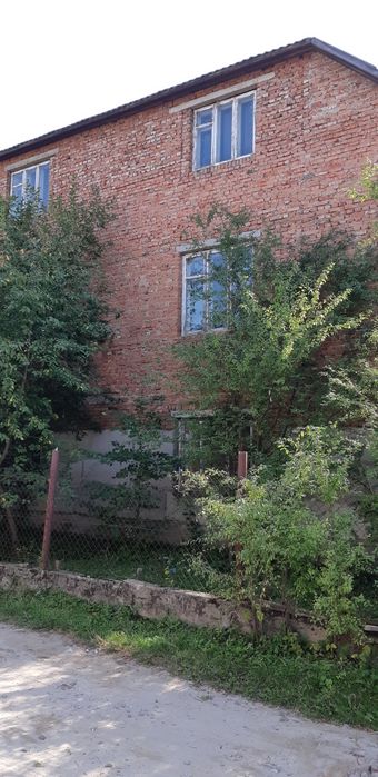 Продається будинок 3-и поверхи із ділянкою