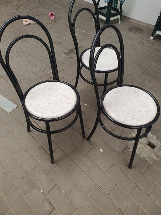 3 cadeiras em metal