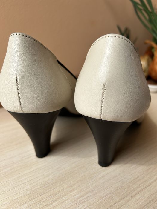 Жіночі туфлі човники