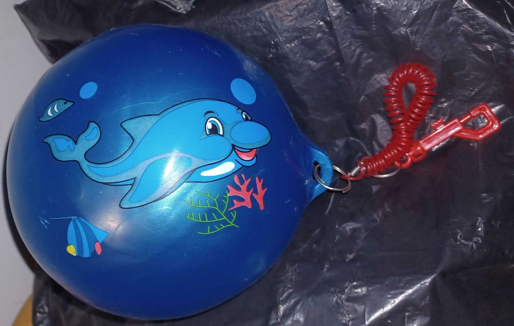 Piłka gumowa z łańcuszkiem