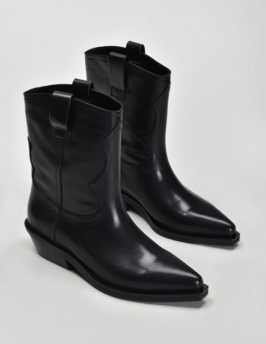 Взуття жіноче козаки