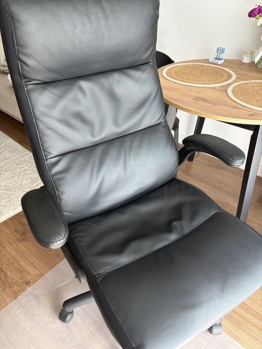 Fotel biurowy w stanie idealnym