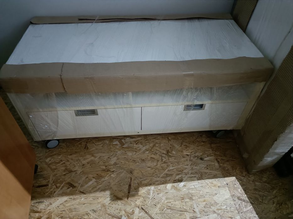 Móvel Ikea com rodas e duas gavetas em bom estado. Para desocupar.