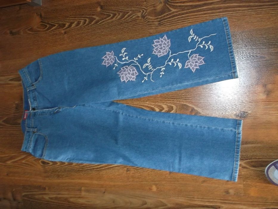 modne jeansy damskie z haftem 42