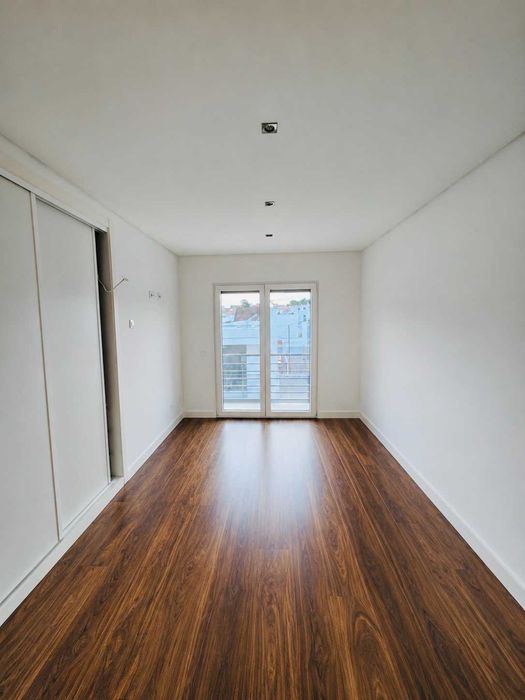 Moradia T4 independente | Garagem | Piscina | Excelentes Áreas