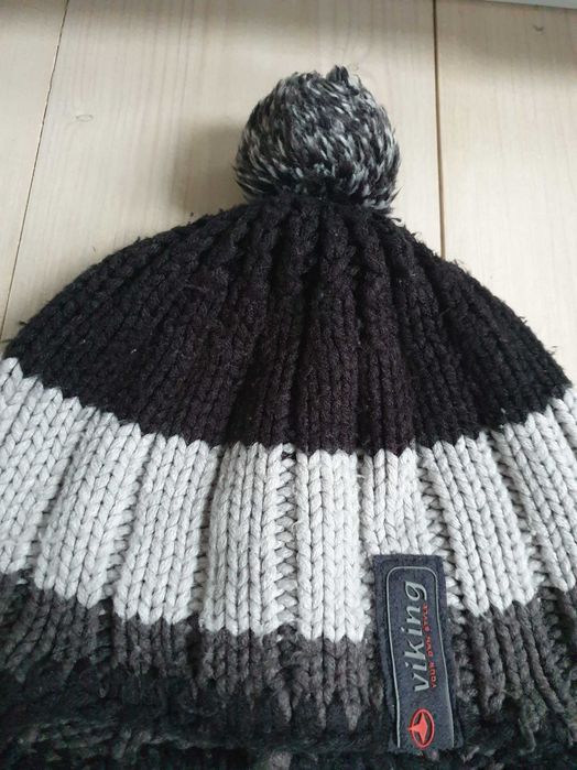 Czarna czapka z pomponem 54 dziecięca Viking
