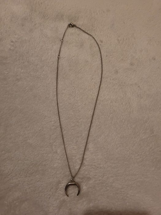 Colar com o formato de lua