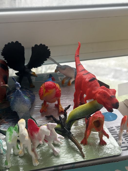 Фігурки тварин, птахів, динозаврів
