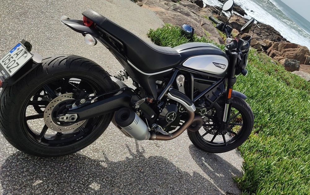 Troco mota  Ducati 800 Dark de 2022 por carro ou mota recente, clássico ou outra