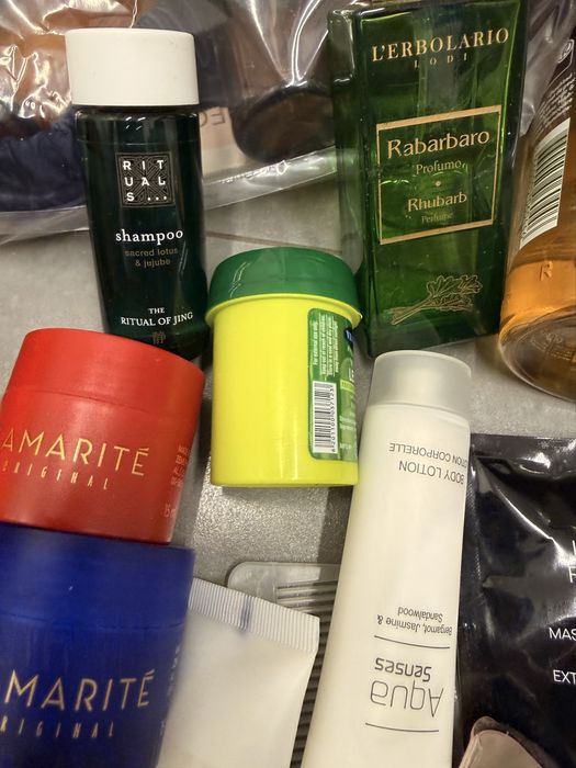 Szampon,  kremy, tampony