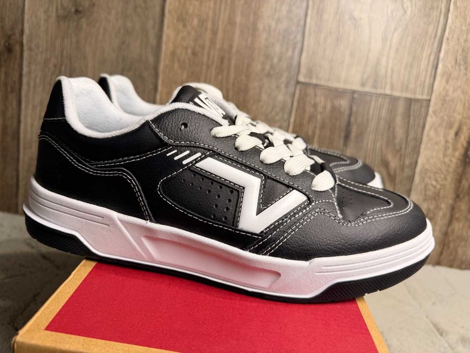 Buty męskie czarne skórzane Vans Upland 42,5