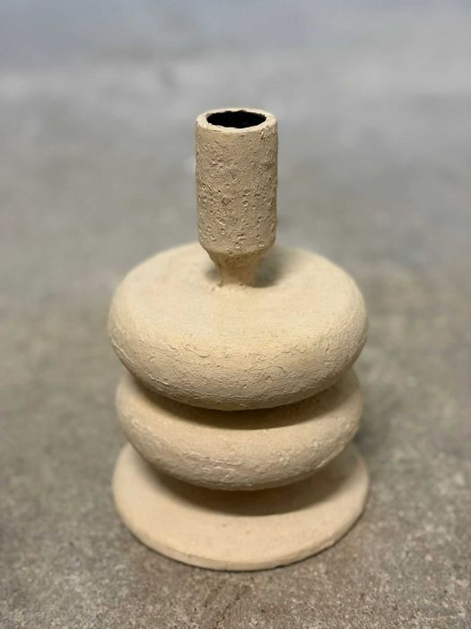 Conjunto de Castiçais de metal Lucio. Cor: Bege Seashell NOVO