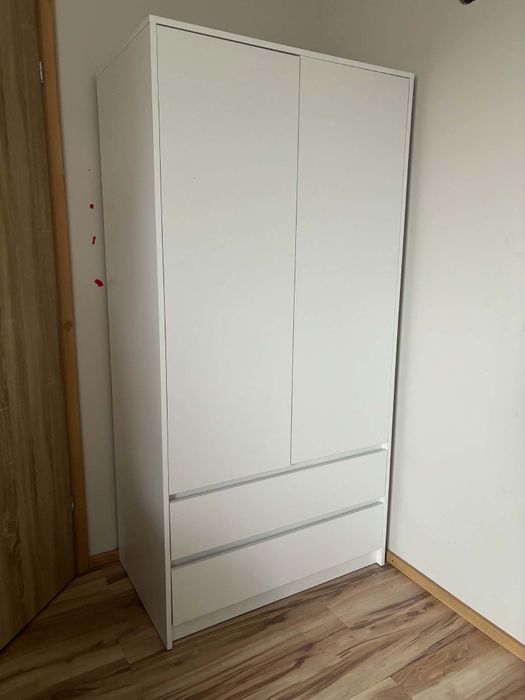 Szafa stojąca minimalistyczna