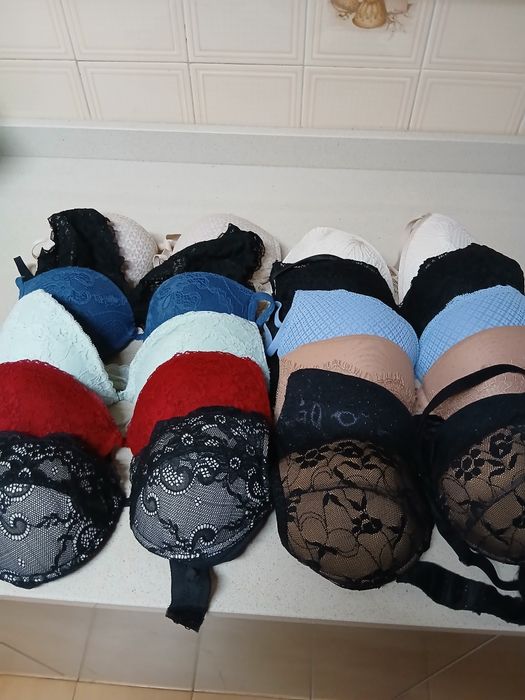 Doze soutiens tamanho 85B. Variados, com renda e sem renda . Push -upp