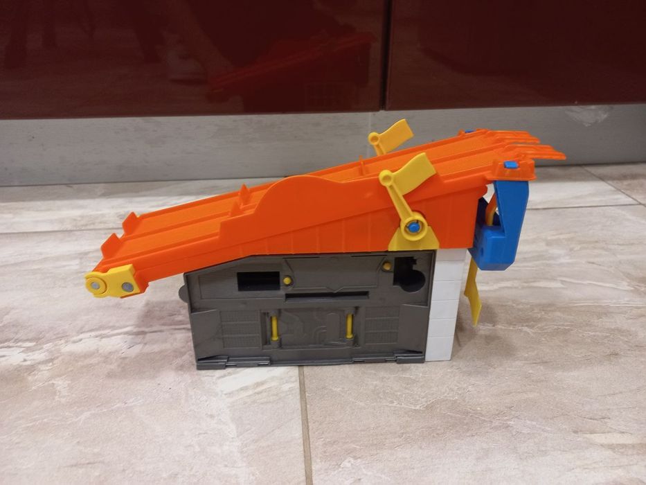 Трек Hot Wheels "Гонка на даху"