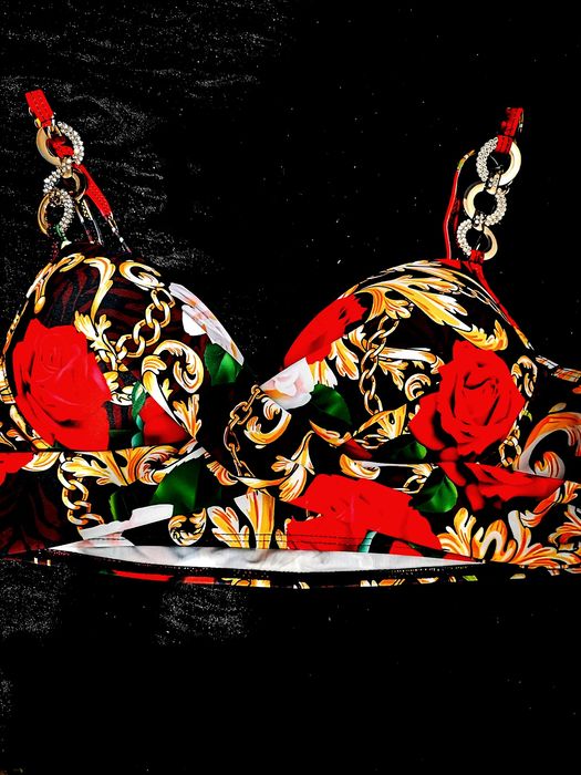 Piękne eleganckie bikini