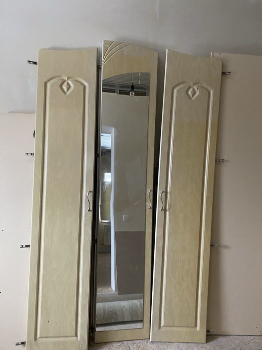 Шафа розпашна бежевого кольору