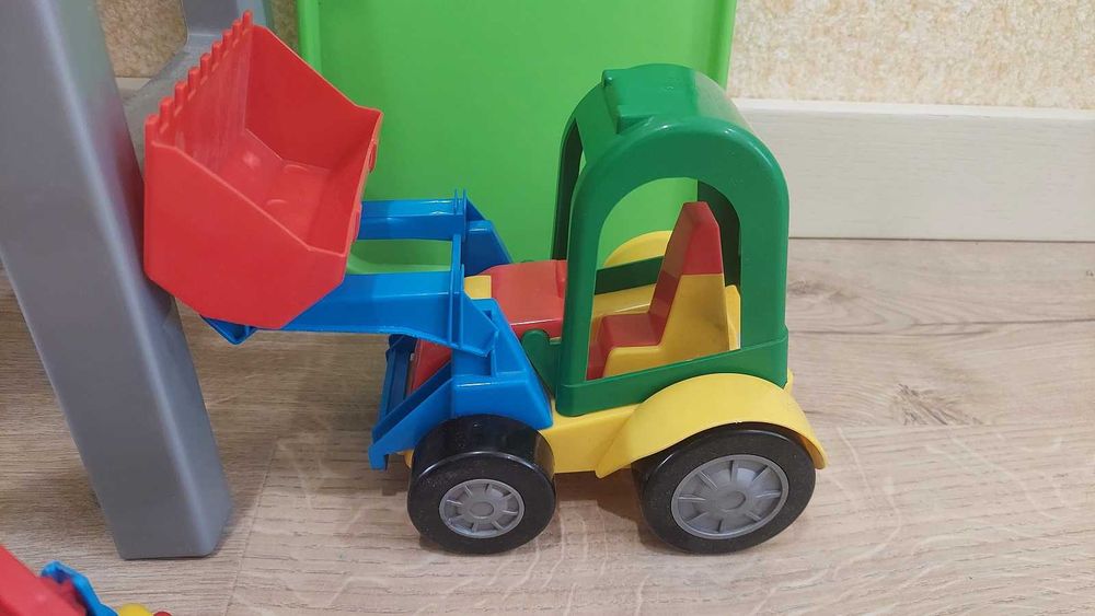 Дитячі іграшки (кухня, машинки та інше)