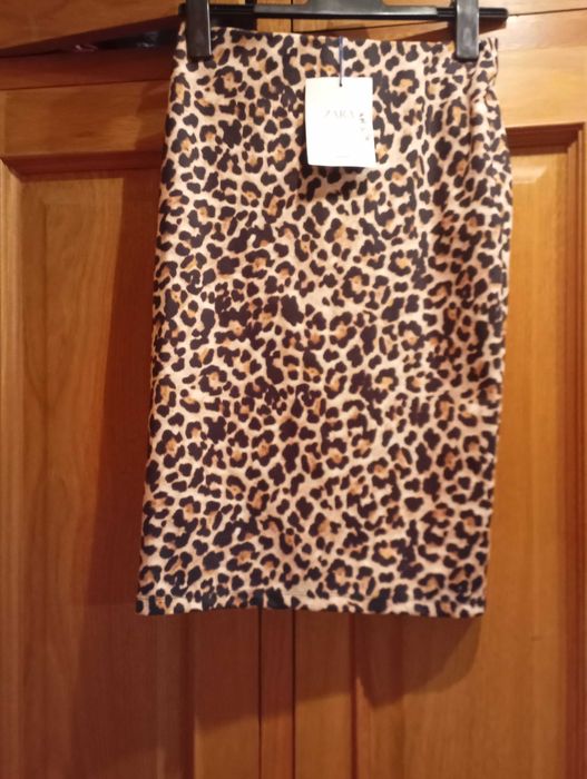 Saia midi animal print, tecido acetinado, plissada, lápis e com alças