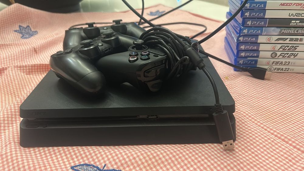 PS4 com jogos incluídos + 3 comandos