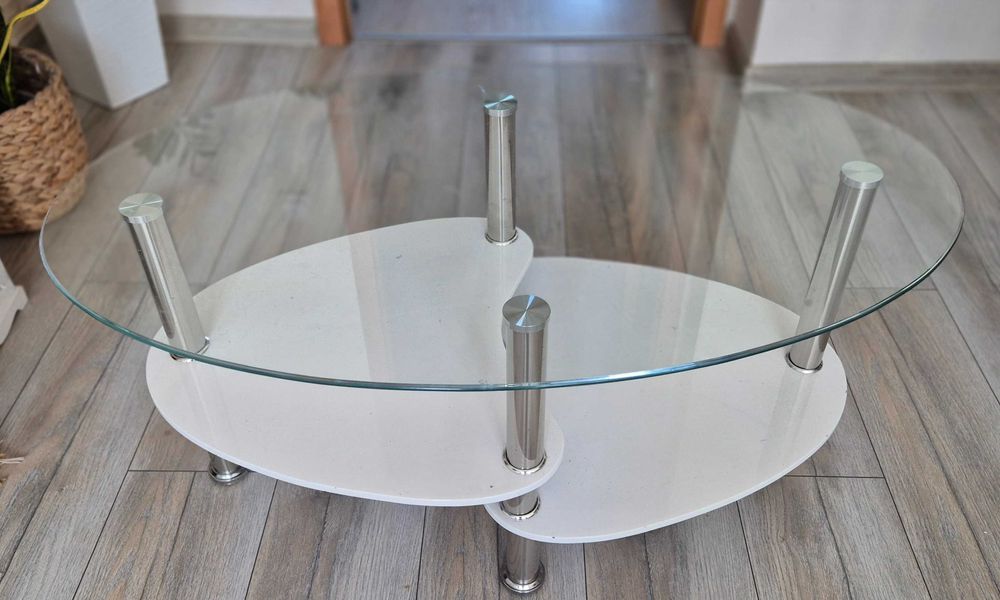 Stolik kawowy szklany z białymu półkami