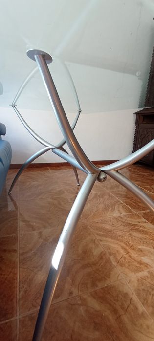 Mesa com tampo em vidro temperado, com estrutura em alumínio cinza