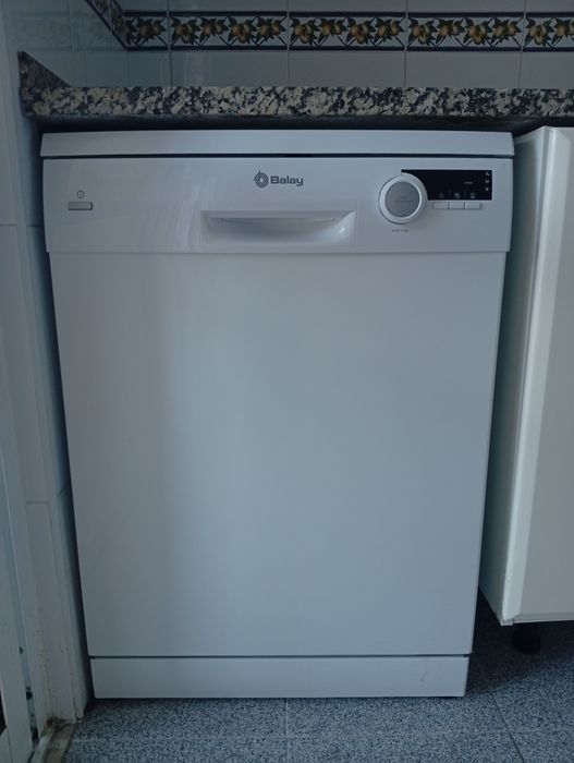 Pack Cozinha Jovem | Frigorífico + Máquina Loiça + Máquina Roupa 
Preço: 550€
Descrição:
Vendo conjunto de eletrodomésticos ideal para equipar