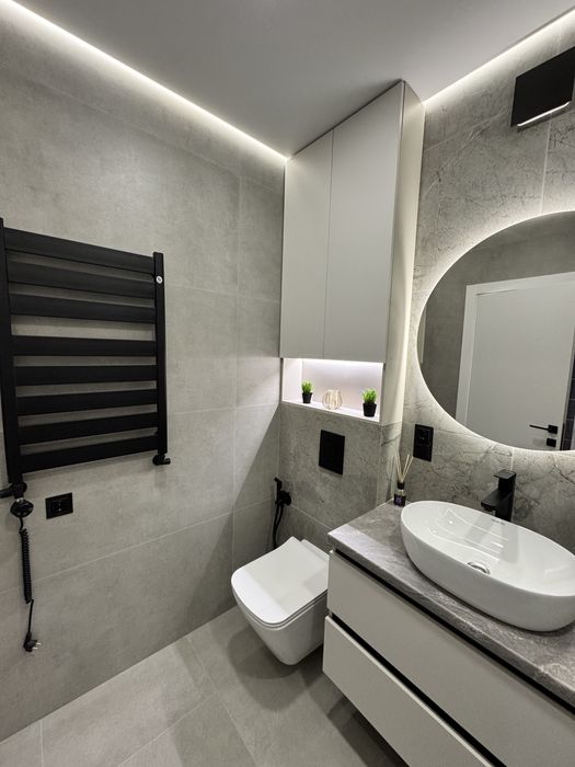 Центр .Продаж 2 кім квартири з великою кухнею та єврорем ,2 гардеробні