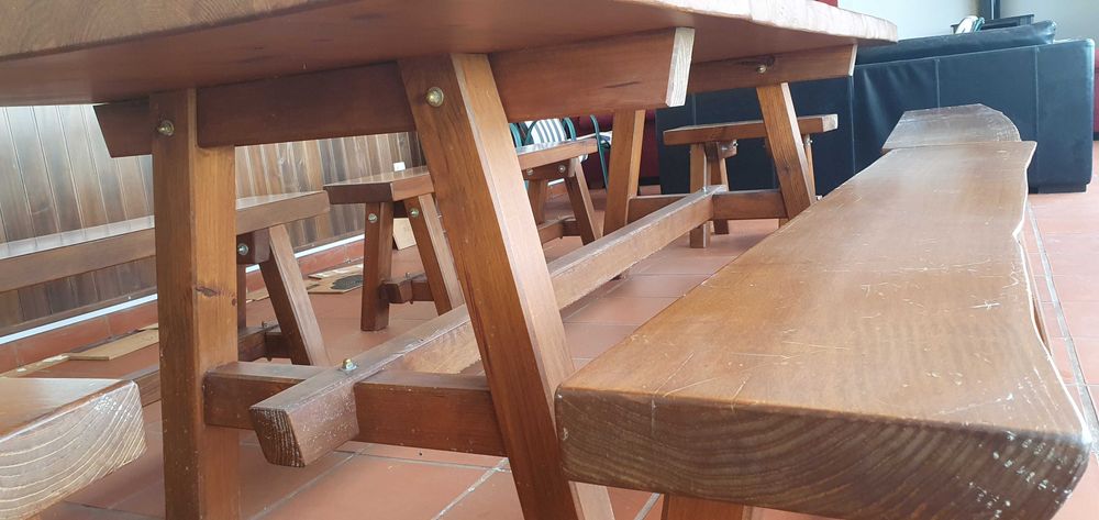 Mesa rústica com bancos