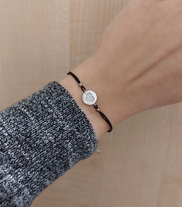 Damska regulowana bransoletka na czarnym sznureczku/rzemyku z sercem