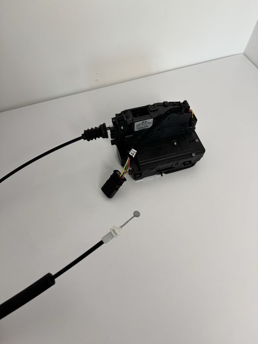 Доводчики, дотягувачі, присоски дверей Tesla model 3/Y