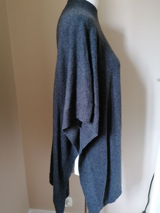 Sweter ponczo Gina Tricot