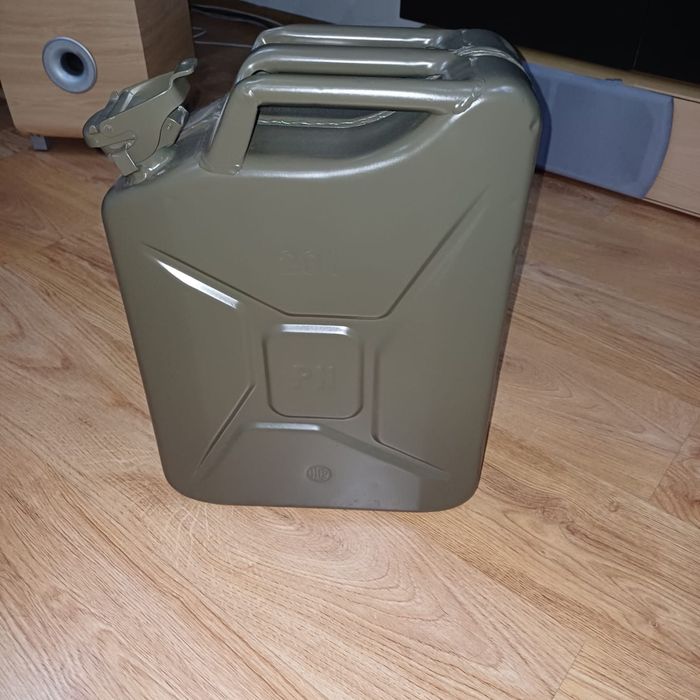 Sprzedam karnister 20l metalowy, do benzyny i ropy