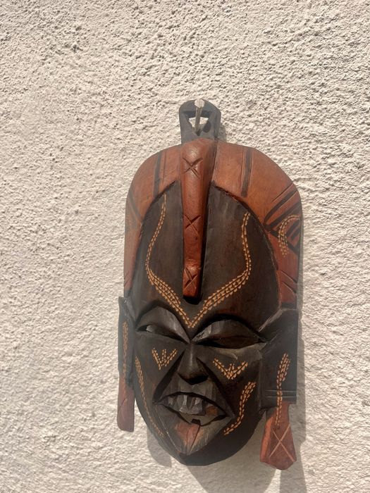 Conjunto de 2 máscaras africanas em madeira talhada à mão