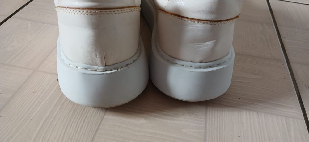 Жіночі білі шкіряні кеди