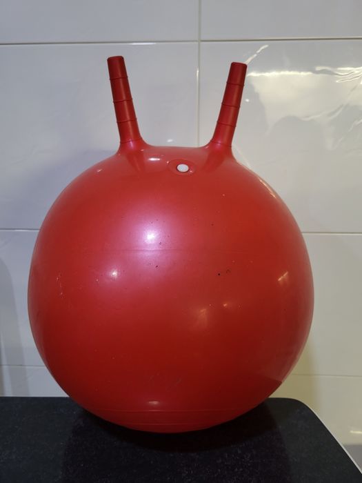 Bola saltitona para brincar.