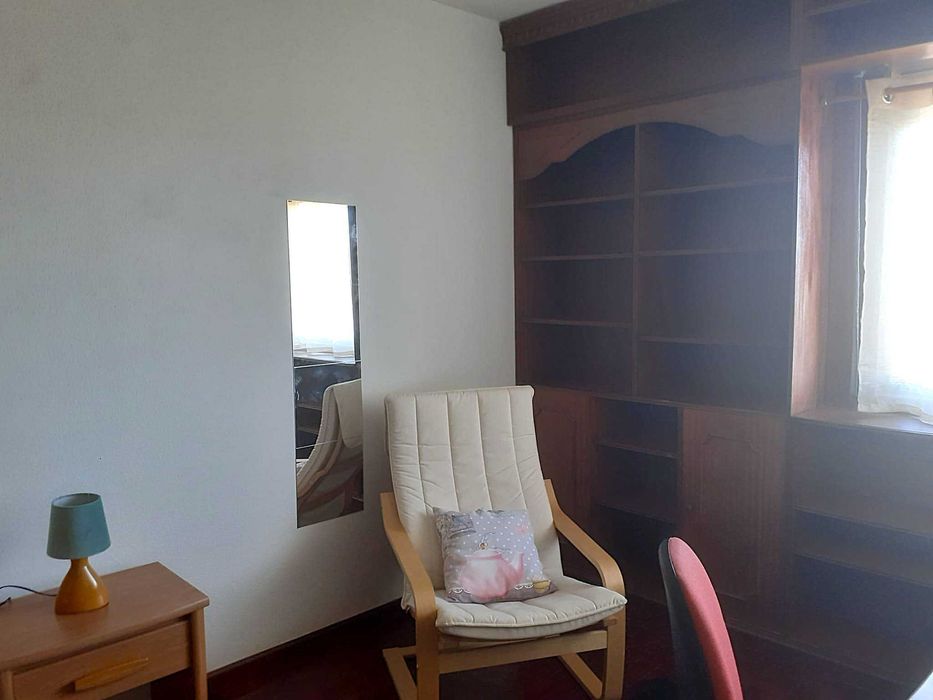 INDISPONÍVEL - Quarto individual a estudante ou jovem trabalhadora. Localização excelente junto ao metro da Ameixoeira (Lumiar) - linha amarela