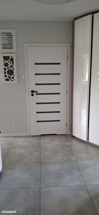 Mieszkanie 2-pokojowe z balkonem na parterze i miejscem parkingowym.