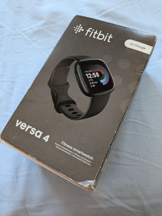 FITBIT Versa 4 Czarny