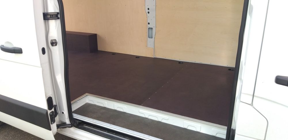 Zabudowa busa blaszaka, Renault Master L4H2 boki podłoga