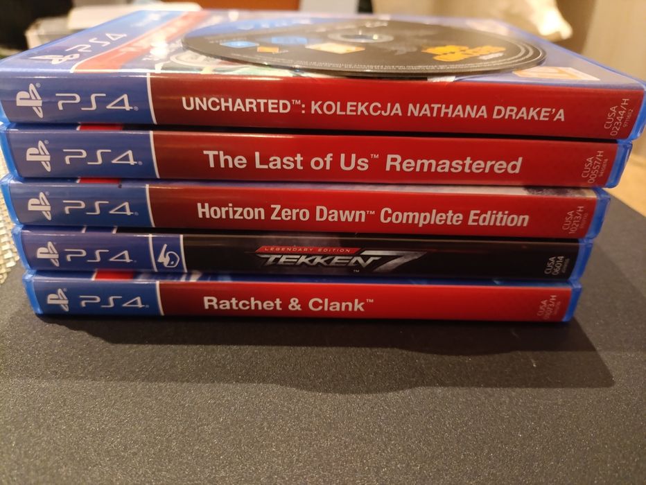 PS4 Slim + gry + 2 pady