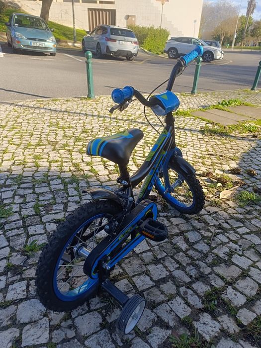 Bicicleta com rodinhas laterais